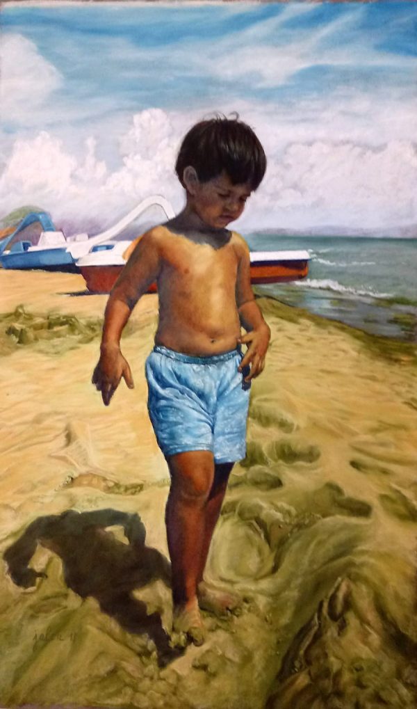 Niño paseando en la playa